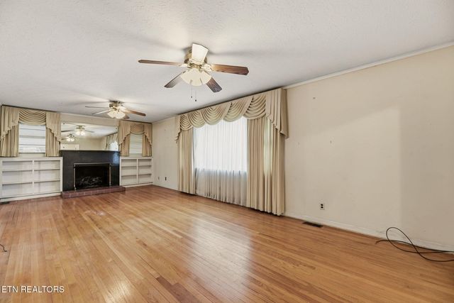 121 W Maiden Lane, Oak Ridge, TN 37830