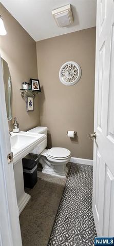 804 Spinnaker Court, Secaucus, NJ 07094