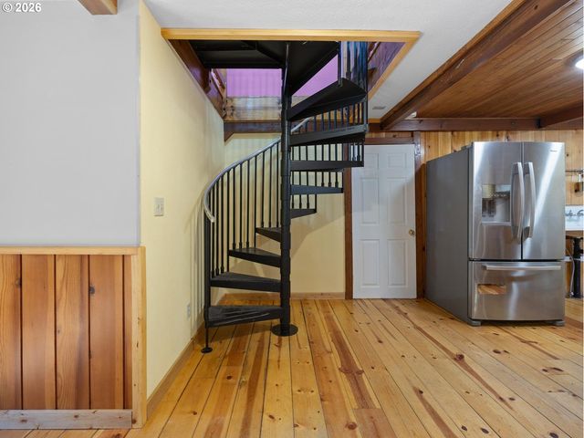 70385 E MOUNTAIN Dr, Rhododendron, OR 97049