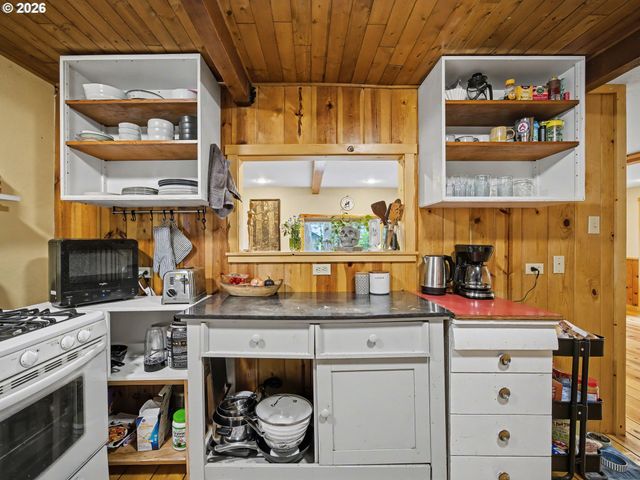 70385 E MOUNTAIN Dr, Rhododendron, OR 97049