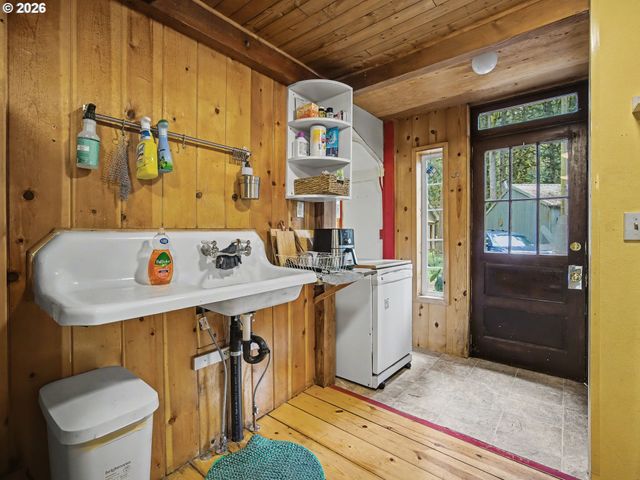 70385 E MOUNTAIN Dr, Rhododendron, OR 97049