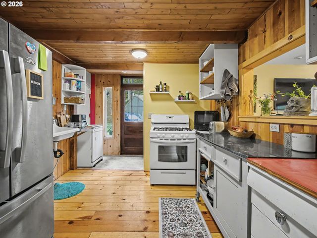70385 E MOUNTAIN Dr, Rhododendron, OR 97049