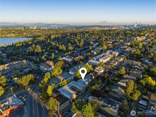 6542 Greenwood Avenue N, Seattle, WA 98103