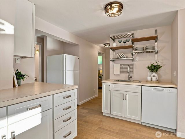 6542 Greenwood Avenue N, Seattle, WA 98103