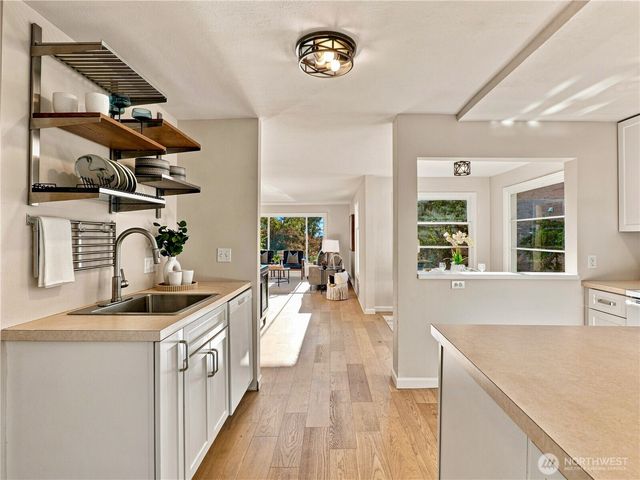 6542 Greenwood Avenue N, Seattle, WA 98103