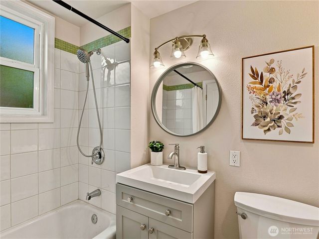 6542 Greenwood Avenue N, Seattle, WA 98103