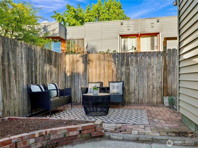 6542 Greenwood Avenue N, Seattle, WA 98103