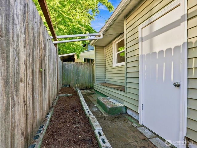 6542 Greenwood Avenue N, Seattle, WA 98103