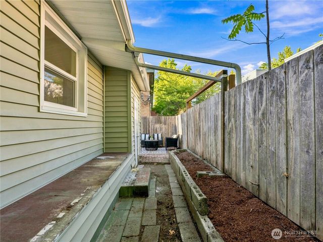 6542 Greenwood Avenue N, Seattle, WA 98103