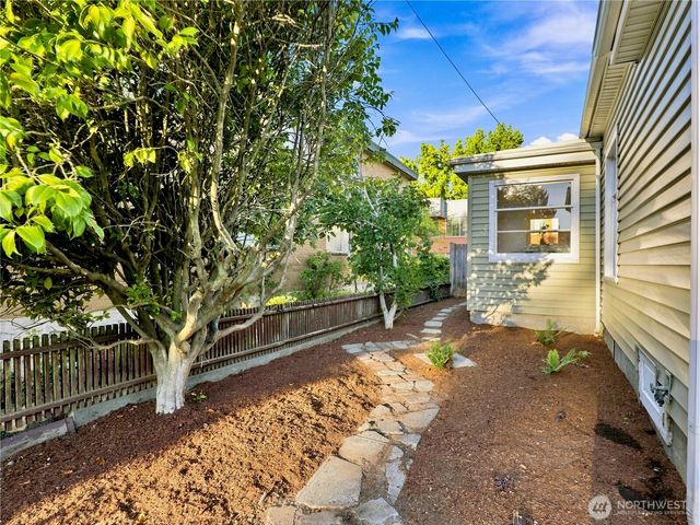 6542 Greenwood Avenue N, Seattle, WA 98103