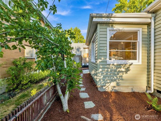 6542 Greenwood Avenue N, Seattle, WA 98103