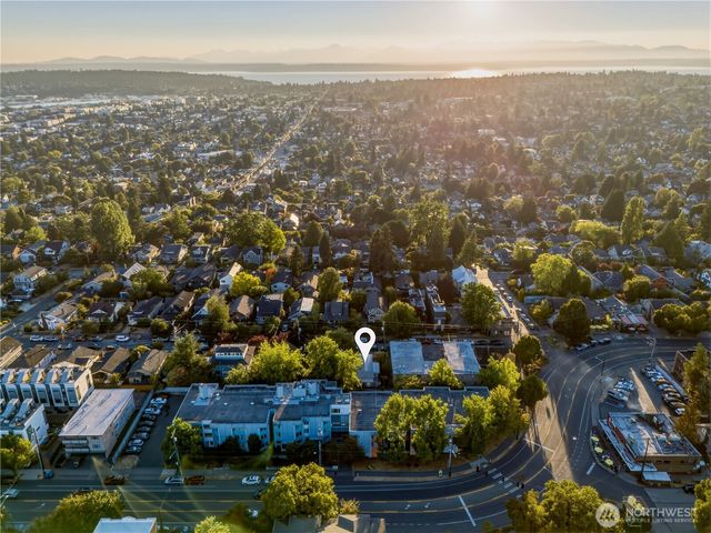 6542 Greenwood Avenue N, Seattle, WA 98103