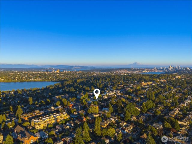 6542 Greenwood Avenue N, Seattle, WA 98103