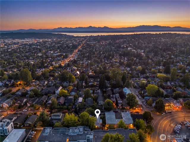 6542 Greenwood Avenue N, Seattle, WA 98103