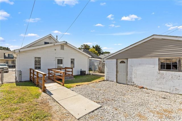 21 W Penning Avenue, Wood River, IL 62095