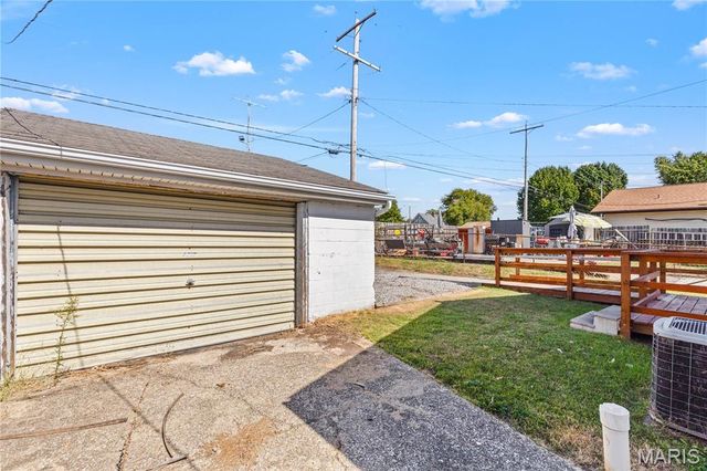 21 W Penning Avenue, Wood River, IL 62095