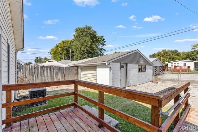 21 W Penning Avenue, Wood River, IL 62095