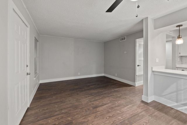 1220 W Anderson LN 109, Austin, TX 78757