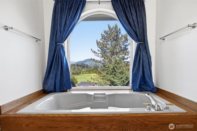 13085 Sunrise Drive, Mount Vernon, WA 98273