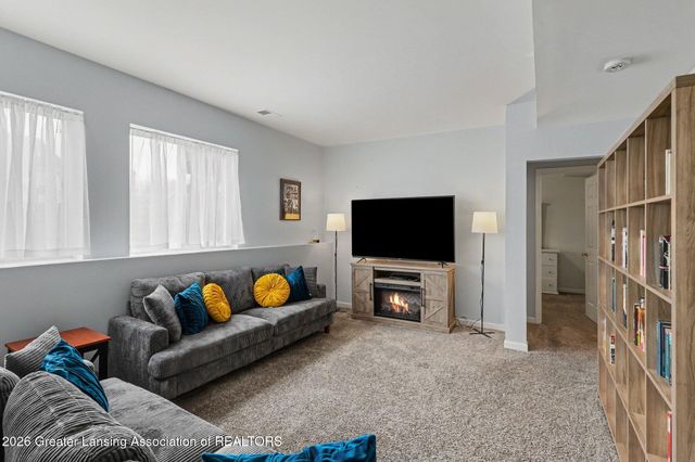 6784 Cotswald Drive, Grand Ledge, MI 48837