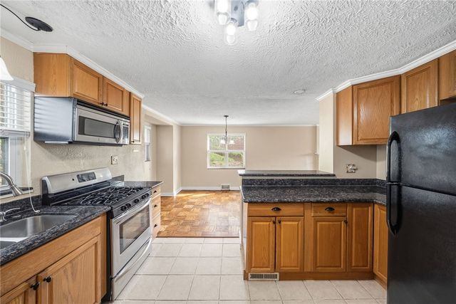8 Allendale Place, Mt Lebanon, PA 15228
