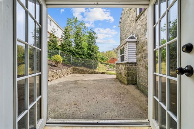 8 Allendale Place, Mt Lebanon, PA 15228