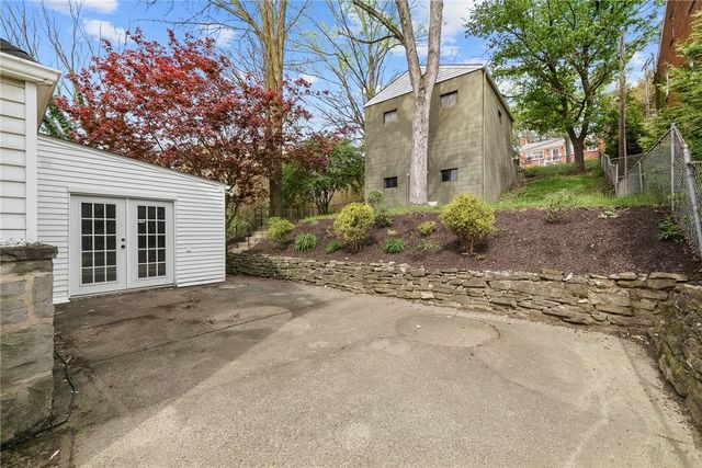 8 Allendale Place, Mt Lebanon, PA 15228