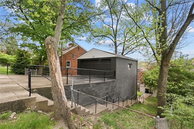 8 Allendale Place, Mt Lebanon, PA 15228