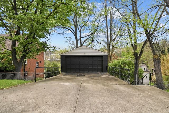 8 Allendale Place, Mt Lebanon, PA 15228