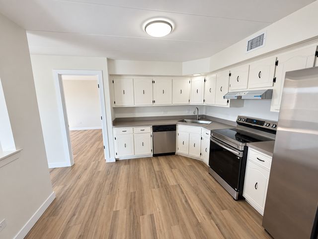 9051 S Roberts Road 205, Hickory Hills, IL 60457
