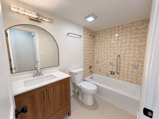 9051 S Roberts Road 205, Hickory Hills, IL 60457