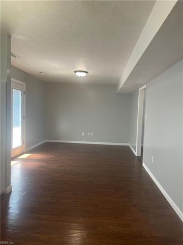 18 Harrogate LN, Hampton, VA 23666