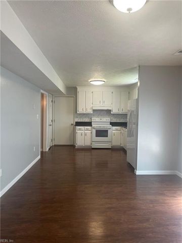 18 Harrogate LN, Hampton, VA 23666