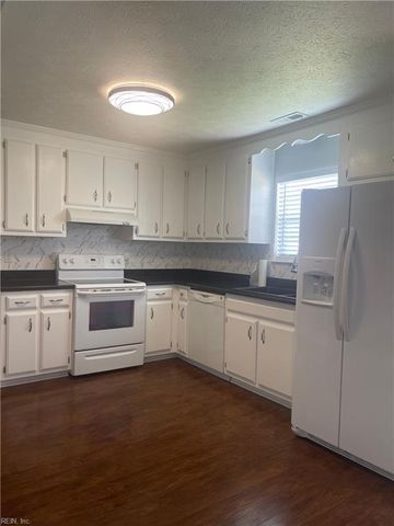 18 Harrogate LN, Hampton, VA 23666