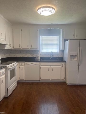 18 Harrogate LN, Hampton, VA 23666