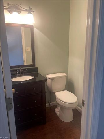 18 Harrogate LN, Hampton, VA 23666