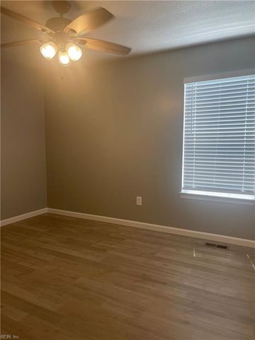 18 Harrogate LN, Hampton, VA 23666