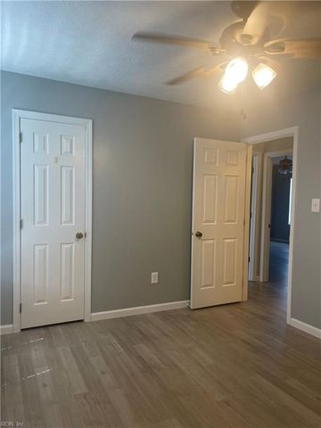18 Harrogate LN, Hampton, VA 23666