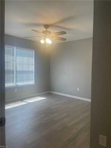 18 Harrogate LN, Hampton, VA 23666