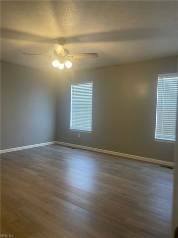18 Harrogate LN, Hampton, VA 23666