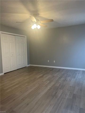 18 Harrogate LN, Hampton, VA 23666