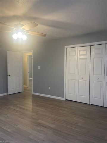 18 Harrogate LN, Hampton, VA 23666