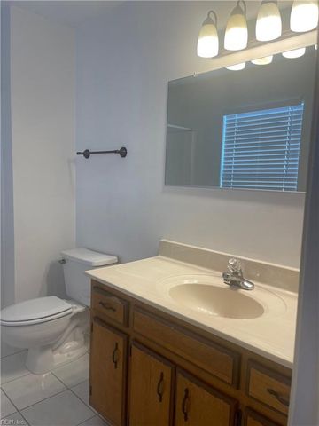 18 Harrogate LN, Hampton, VA 23666
