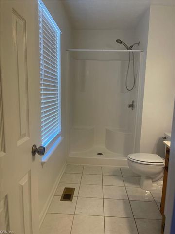18 Harrogate LN, Hampton, VA 23666