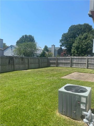 18 Harrogate LN, Hampton, VA 23666