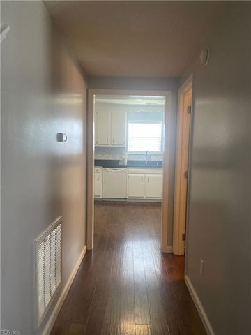 18 Harrogate LN, Hampton, VA 23666