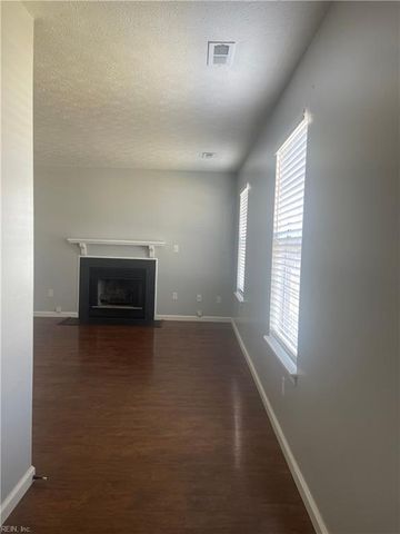 18 Harrogate LN, Hampton, VA 23666