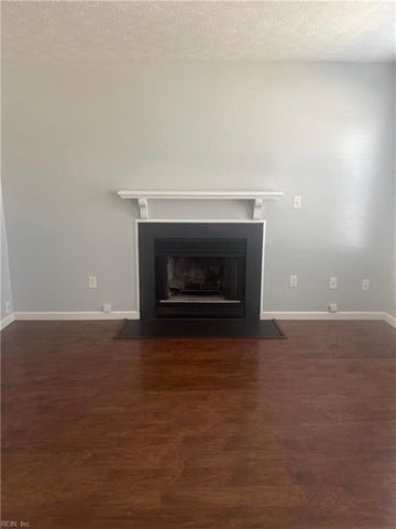 18 Harrogate LN, Hampton, VA 23666