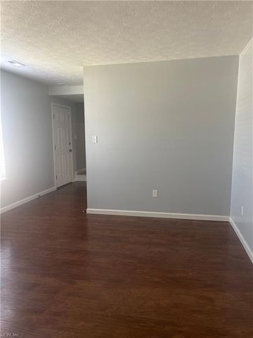 18 Harrogate LN, Hampton, VA 23666