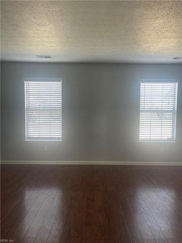 18 Harrogate LN, Hampton, VA 23666